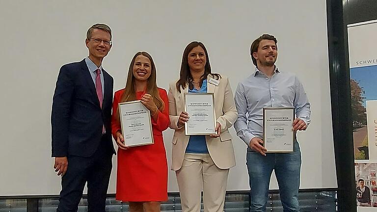 Beim Unternehmertreff der Stadt Schweinfurt zeichnete Oberbürgermeister Sebastian Remelé (links) Anna Meusert (Planen Wehner), Carolin Glöckle (Bauunternehmung Glöckle) und Lukas Weimann (P.A.C.) aus. Beim Unternehmertreff der Stadt Schweinfurt zeichnete Oberbürgermeister Sebastian Remelé (links) Anna Meusert (Planen Wehner), Carolin Glöckle (Bauunternehmung Glöckle) und Lukas Weimann (P.A.C.) aus.