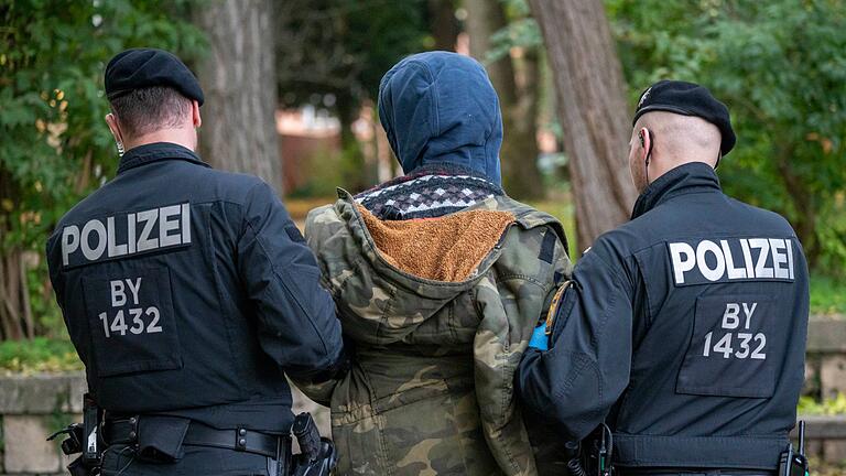 Polizisten im „Alten Botanischen Garten“       -  Der Alte Botanische Garten ist ein Brennpunkt. (Archivfoto)