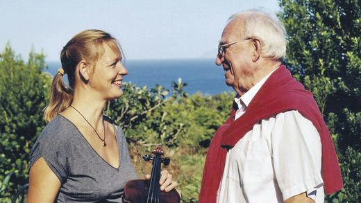 Musikalische Familie: Marian Wa&oelig;kiewicz mit seiner Tochter Danuta. Die bekannte Bratschistin ist auch unter dem Namen Danusha Wa&oelig;kiewicz bekannt. Beide geben heuer im Herbst in Polen mit der Sudetenphilharmonie Waldenburg ein gemeinsames Konzert.