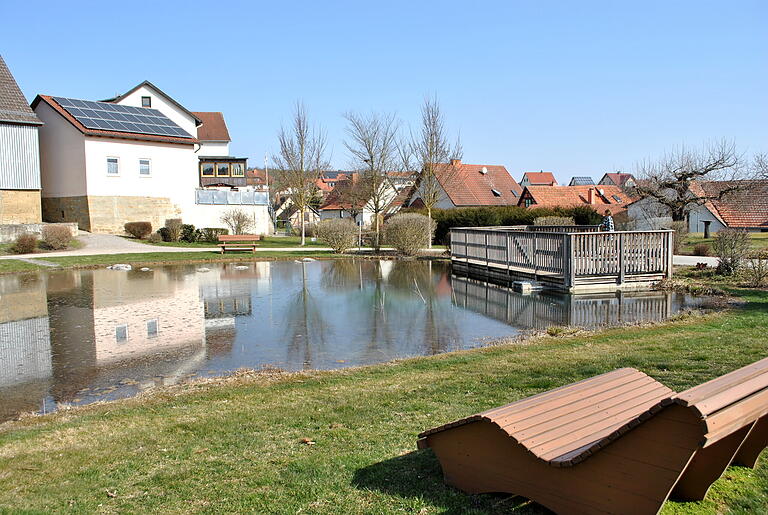 Der Dorfsee in Eichenhausen ist ein beliebter Hochzeitsort geworden. Der Dorfsee in Eichenhausen ist ein beliebter Hochzeitsort geworden.