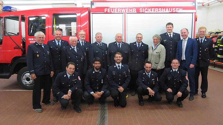 Ehrende und Geehrte bei der Feuerwehr Sickershausen. Unser Bild zeigt (hinten von links) Hans Köhler, Bernd Steinberger, Eberhard Hümmer, Rudolf Kehrer, Reinhold Friederich, Otto Klein, Josef Blaj, die stellvertretende Landrätin Doris Paul, Kreisbrandinspektor Patrick Stein, Oberbürgermeister Stefan Güntner, Kommandant Philipp Heigl, (vorne von links) Mario Köhler, Christian Kräutlein, Michael Wandelt, Markus Güldner und Michael Schmidt. Ehrende und Geehrte bei der Feuerwehr Sickershausen. Unser Bild zeigt (hinten von links) Hans Köhler, Bernd Steinberger, Eberhard Hümmer, Rudolf Kehrer, Reinhold Friederich, Otto Klein, Josef Blaj, die stellvertretende Landrätin Doris Paul, Kreisbrandinspektor Patrick Stein, Oberbürgermeister Stefan Güntner, Kommandant Philipp Heigl, (vorne von links) Mario Köhler, Christian Kräutlein, Michael Wandelt, Markus Güldner und Michael Schmidt.