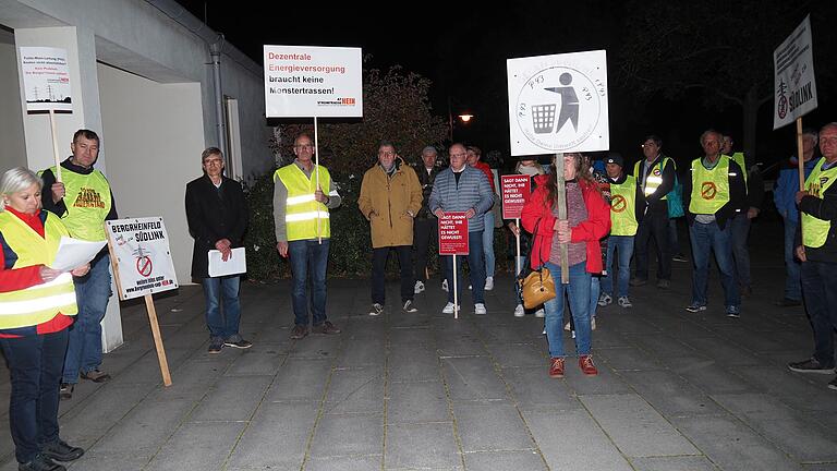 Kritik an zentralisierter Stromversorgung: An der Grafenrheinfelder Kulturhalle wurde gegen die Stromtrassen P43 und Suedlink demonstriert.