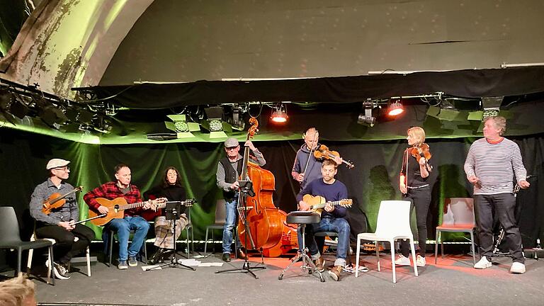 Jam Session auf der Bühne (von links): Thomas Buffy, Arno Nahm, Iris Bluhm; Peter Pfriem, Karlheinz Haase, Felix Leitner, Claudia Würthner und John Boyle.