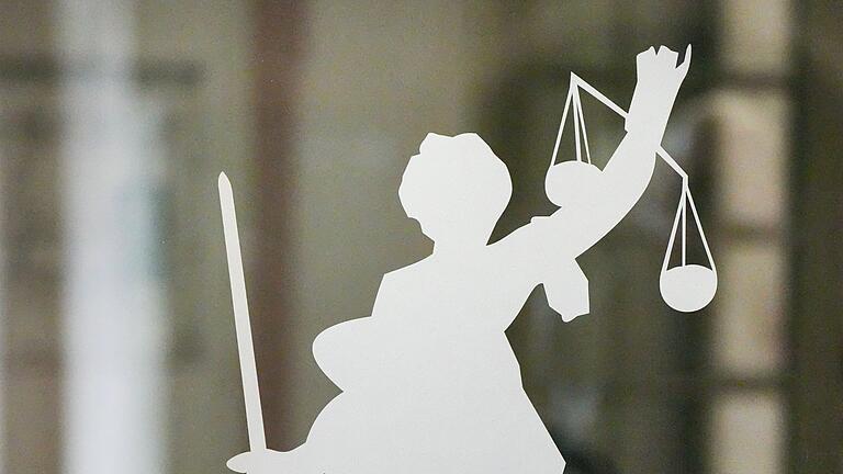 Figur der Justitia       -  Ein 39 Jahre alter Mann muss sich wegen fahrlässiger Tötung vor dem Amtsgericht Korbach verantworten. (Archivbild)