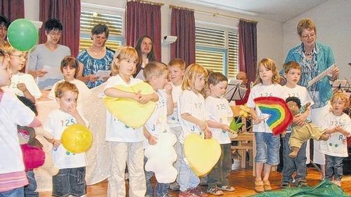 Für ein buntes Rahmenprogramm sorgten auch die Mädchen und Buben des Kindergartens „Flohkiste“ (im Bild) und des Kinderheims Nicolhaus mit Musik, Tanz und Gesang, unterstützt von der meditativen Tanzgruppe Willmars. Die Mitarbeiterinnen der Diakoniestation Ostheim unterhielten mit einem Sketch. Dabei stellten sich die jeweiligen Einrichtungen auch näher vor. Für ein buntes Rahmenprogramm sorgten auch die Mädchen und Buben des Kindergartens „Flohkiste“ (im Bild) und des Kinderheims Nicolhaus mit Musik, Tanz und Gesang, unterstützt von der meditativen Tanzgruppe Willmars. Die Mitarbeiterinnen der Diakoniestation Ostheim unterhielten mit einem Sketch. Dabei stellten sich die jeweiligen Einrichtungen auch näher vor.