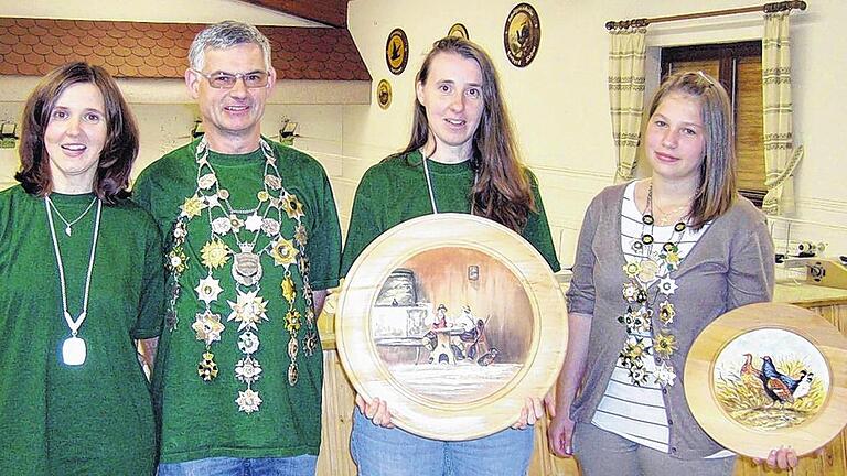 Arnd Ziegler ist Schützenkönig       -  (ZA)   Die neuen Majestäten des Schützenvereins Oberbach sind ermittelt. Unter den Klängen der Blaskapelle Oberbach wurde das neue Königshaus ausgeschossen. Für die siegreichen Schützen gab es einen Truthahn sowie Königsscheiben für die Schützenklasse und die Jugend. Je einen Truthahn erhielten Arnd Ziegler und Diana Rüttiger. Die Königsscheibe in der Schützenklasse holte sich Katja Spahn. Jugendkönigin wurde Franziska Hüther. Neuer Schützenkönig wurde Arnd Ziegler. Ihm zur Seite stehen als Ritter Katja Spahn und Diana Rüttiger. Unser Foto zeigt (von links) Diana Rüttiger, Arnd Ziegler, Katja Spahn und Franziska Hüther.