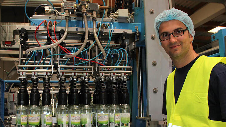 Vollautomatisch in die Kästen: Produktionsleiter Andreas Zink am Einpacker in der Produktionshalle in Oberleichtersbach. Foto: Ulrike Müller       -  Vollautomatisch in die Kästen: Produktionsleiter Andreas Zink am Einpacker in der Produktionshalle in Oberleichtersbach. Foto: Ulrike Müller