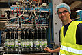 Vollautomatisch in die Kästen: Produktionsleiter Andreas Zink am Einpacker in der Produktionshalle in Oberleichtersbach. Foto: Ulrike Müller       -  Vollautomatisch in die Kästen: Produktionsleiter Andreas Zink am Einpacker in der Produktionshalle in Oberleichtersbach. Foto: Ulrike Müller