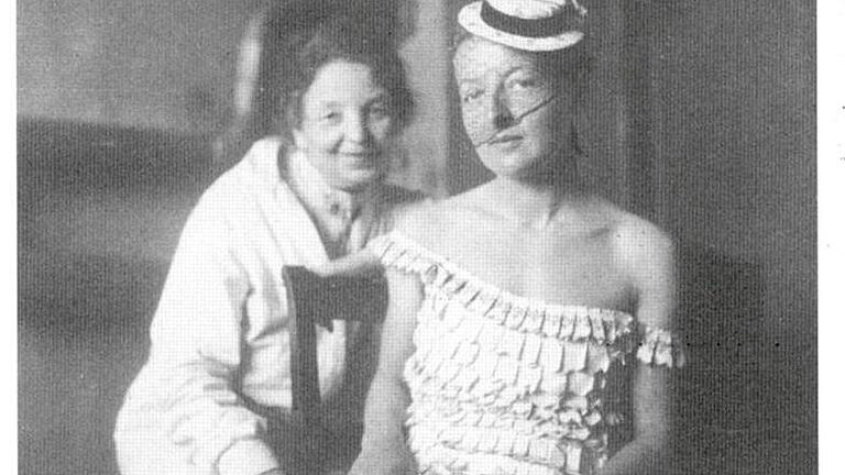 Damals flottes Outfit: Bauhaus-Künstlerin Lis Beyer (rechts) in einem von ihr entworfenen und angefertigten Papierkleid mit der Würzburger Künstlerin Gertraud Rostosky. Das Foto entstand am 18. April 1933.