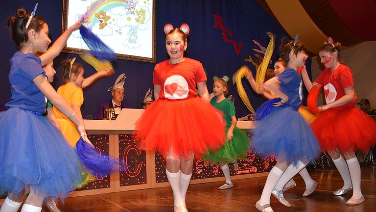 Mit sichtlicher Freude eröffnete das Kinderballett als 'Glücksbärchis' den Abend in Rodenbach.