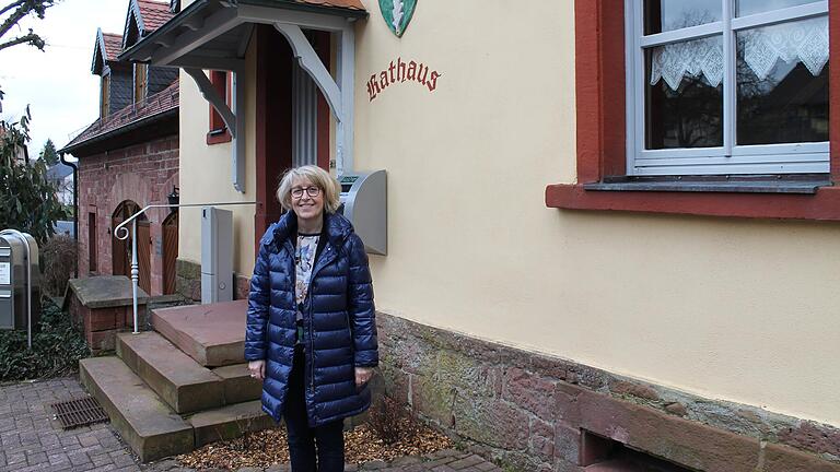 Thea Kohlroß vor dem Schollbrunner Rathaus. Thea Kohlroß vor dem Schollbrunner Rathaus.