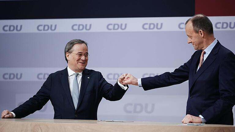 Armin Laschet (links) ist neuer Vorsitzender der CDU. Erster Gratulant beim Parteitag war Friedrich Merz, der in der Stichwahl unterlegene Gegenkandidat.&nbsp;Aus Unterfranken gibt es nicht nur Zustimmung zu der Wahlentscheidung.