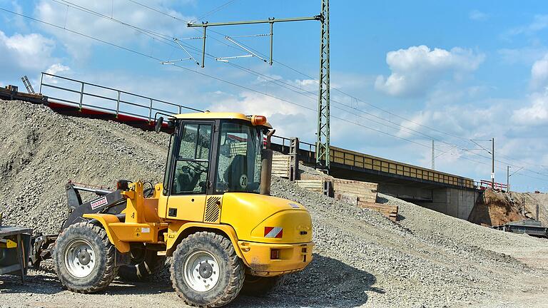 In vollem Gange sind die Bauarbeiten an der Bahnbrücke, die bei Bergrheinfeld die A 70 überspannen soll.