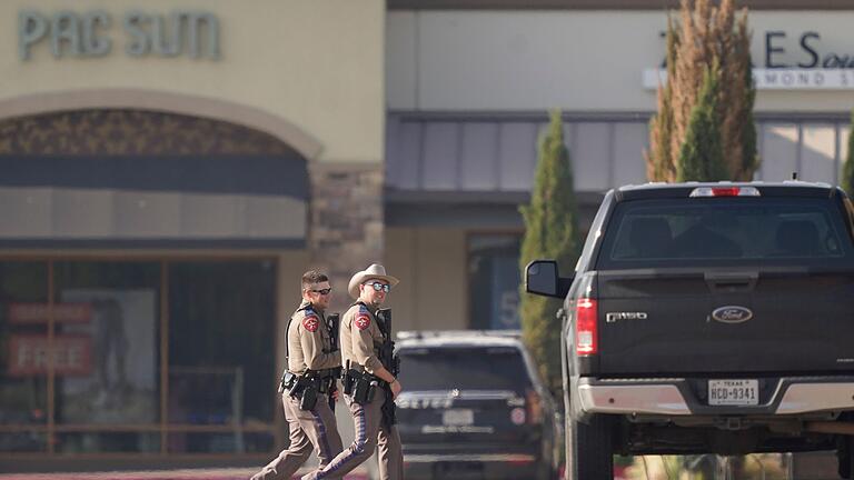 Amoklauf in Mall im US-Bundesstaat Texas.jpeg       -  Polizeibeamte patrouillieren in einem Einkaufszentrum nach Berichten über Schüsse.