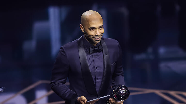 Auszeichnung des Weltfußballers und der Weltfußballerin.jpeg       -  Auszeichnung des Weltfußballers und der Weltfußballerin 15.01.2024, Großbritannien, London: Thierry Henry nimmt in Vertretung des abwesenden Lionel Messi, die Trophäe für den besten FIFA-Spieler der Männer 2023, während der Best FIFA Football Awards 2023 im Apollo Theatre entgegen. Foto: Mark Cosgrove/News Images via ZUMA Press Wire/dpa +++ dpa-Bildfunk +++