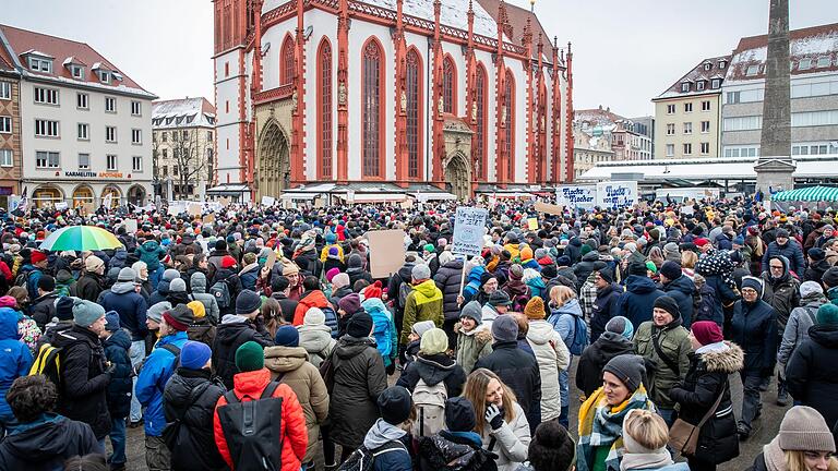 3000 bis 4000 Menschen demonstrierten am 20. Januar auf dem Würzburger Marktplatz für die Demokratie und gegen Rechtsextremismus. Auch die Forderung nach einem AfD-Verbot wurde laut.