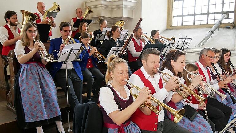 Die Opferbaumer Musikanten beim Quartalsgottesdienst des Hubertusvereins auf der Empore in der Wallfahrtskirche Fährbrück.