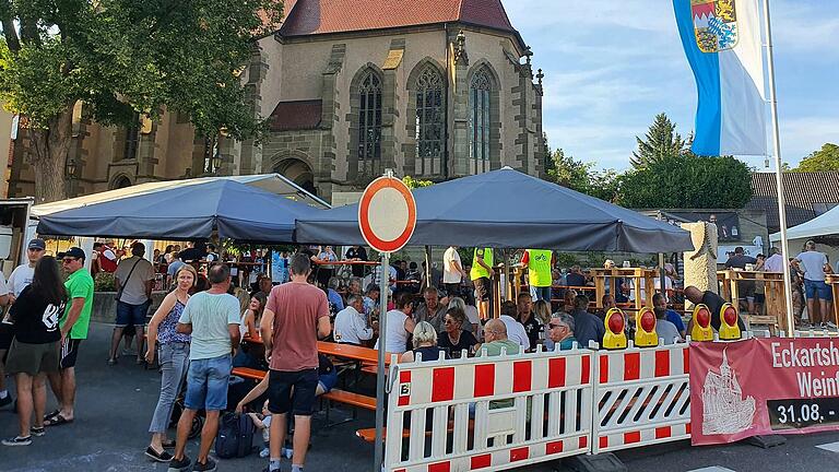 Ein beliebter Treffpunkt der Region, war am vergangenen Wochenende das Weinfest in Eckartshausen. Viele Festbesucher kamen in den Wernecker Marktgemeindeteil, um gemeinsam, friedlich und harmonisch vor der örtlichen Wallfahrtskirche zu feiern.