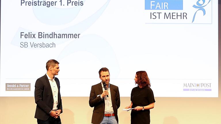 Der ehemalige Handball-Weltmeister Henning Fritz (links) und Moderatorin Natalie Greß (rechts) im Gespräch mit 'Fair ist mehr'-Hauptpreisträger Felix Bindhammer. Der ehemalige Handball-Weltmeister Henning Fritz (links) und Moderatorin Natalie Greß (rechts) im Gespräch mit 'Fair ist mehr'-Hauptpreisträger Felix Bindhammer.