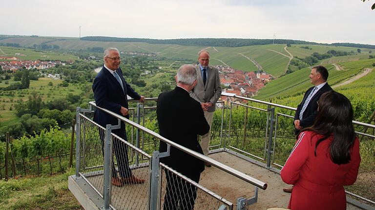 Eine lockere Atmosphäre herrschte beim Besuch von Bayerns Innenminister Joachim Herrmann (links) auf der Vogelsburg. Der Rundgang begann auf der Aussichtsplattform mit (von links) Pfarrer Bernhard Stühler, Oberpflegeamtsdirektor Walter Herberth, Bürgermeister Heiko Bäuerlein und MdL Barbara Becker. Eine lockere Atmosphäre herrschte beim Besuch von Bayerns Innenminister Joachim Herrmann (links) auf der Vogelsburg. Der Rundgang begann auf der Aussichtsplattform mit (von links) Pfarrer Bernhard Stühler, Oberpflegeamtsdirektor Walter Herberth, Bürgermeister Heiko Bäuerlein und MdL Barbara Becker.