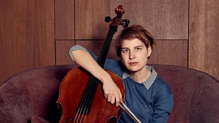 Nina Clarissa Frenzel: Cellistin, Komponistin, Dichterin, Sängerin. Nina Clarissa Frenzel: Cellistin, Komponistin, Dichterin, Sängerin.