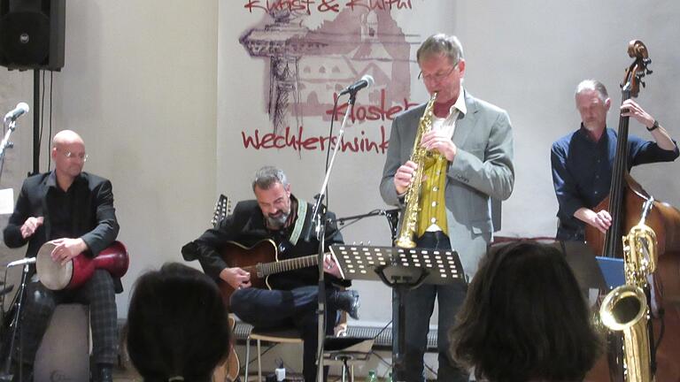 Die Instrumentalstücke von (von links) Steffen Thormählen, Sasan Azodi, Heribert Leuchter und Uwe Böttcher begeisterten das Publikum beim Konzert im Kloster Wechterswinkel.