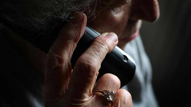 Eine ältere Frau telefoniert mit einem schnurlosen Festnetztelefon. Nicht nur ältere Menschen fallen immer wieder auf Telefonbetrüger herein.