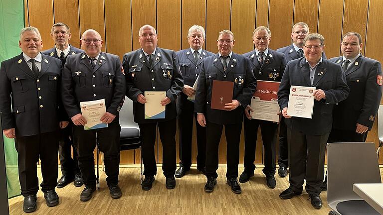 Ehrungen gab es auch für langjährigen Feuerwehrdienst für Dietmar Unger, Jochen Krug, Michael Hock, Mirko Seifert sowie Alfred Klee und Josef Demar.  Unser Bild zeigt die Geehrten mit (links), Kreisbrandrat Stefan Schmöger, Kreisbrandinspektor Walter Graumann, (rechts) Sebastian Finger und Kreisbrandinspektor Michael Weber.