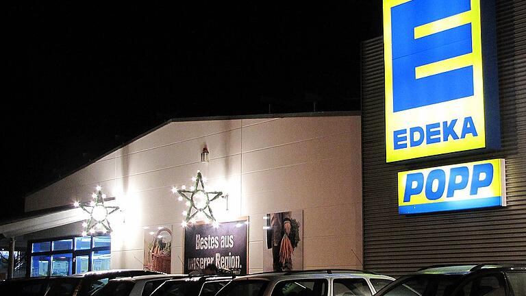 Aus Edeka-Popp in Gerolzhofen wird Edeka-Didis - (novo) „Ja, ich werde meinen Markt in Gerolzhofen am Spielsee zum 1. Januar 2018 an den Edeka-Kollegen Didis aus Gochsheim abgeben“, bestätigt Stefan Popp gegenüber dieser Redaktion. Dieser Schritt sei auf rein private Gründe zurückzuführen und sei keine wirtschaftliche Überlegung gewesen. Stefan Popp betont: „Die Überlegungen den Markt in Gerolzhofen abzugeben, wurden von mir und meiner Frau recht lange abgewogen und es war auch keine leichte Entscheidung für uns.“ Der auf dem ehemaligen Baywa-Areal zusammen mit dem Netto-Markt entstehende neue Edeka-Markt in der Frankenwinheimer Straße wird demzufolge künftig von Christos Didis betrieben, der bisher schon Edeka-Märkte in Gochsheim, Kürnach und Schwanfeld führt. Die Familie Popp konzentriert sich ab Januar voll auf ihren im Dezember 2014 im Osten Würzburgs auf dem alten Kupsch-Areal in der Nürnberger Straße eröffneten E-Center-Markt. Aus Edeka-Popp in Gerolzhofen wird Edeka-Didis - (novo) „Ja, ich werde meinen Markt in Gerolzhofen am Spielsee zum 1. Januar 2018 an den Edeka-Kollegen Didis aus Gochsheim abgeben“, bestätigt Stefan Popp gegenüber dieser Redaktion. Dieser Schritt sei auf rein private Gründe zurückzuführen und sei keine wirtschaftliche Überlegung gewesen. Stefan Popp betont: „Die Überlegungen den Markt in Gerolzhofen abzugeben, wurden von mir und meiner Frau recht lange abgewogen und es war auch keine leichte Entscheidung für uns.“ Der auf dem ehemaligen Baywa-Areal zusammen mit dem Netto-Markt entstehende neue Edeka-Markt in der Frankenwinheimer Straße wird demzufolge künftig von Christos Didis betrieben, der bisher schon Edeka-Märkte in Gochsheim, Kürnach und Schwanfeld führt. Die Familie Popp konzentriert sich ab Januar voll auf ihren im Dezember 2014 im Osten Würzburgs auf dem alten Kupsch-Areal in der Nürnberger Straße eröffneten E-Center-Markt.