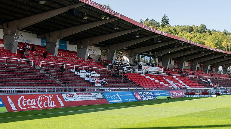 Weil der Corona-Inzidenzwert in Würzburg zu hoch war, durften am Samstag beim Zweitliga-Auftakt der Würzburger Kickers keine Zuschauer im Stadion dabei sein. Weil der Corona-Inzidenzwert in Würzburg zu hoch war, durften am Samstag beim Zweitliga-Auftakt der Würzburger Kickers keine Zuschauer im Stadion dabei sein.