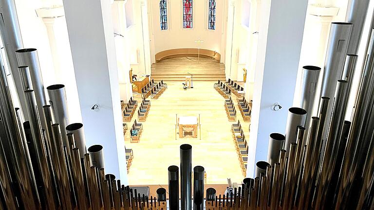 Die Orgel der Mutterhauskirche mit Blick in das Langhaus. Die Orgel der Mutterhauskirche mit Blick in das Langhaus.