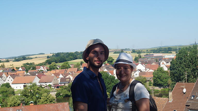 Aussicht vom Weingut Martin auf Homburg mit einem Pärchen