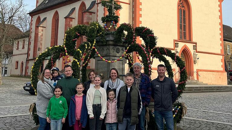 Wie in jedem Jahr hat der Obst- und Gartenbauverein um Nadine (Vierte von rechts) und Steffen Hömer (rechts) den Osterbrunnen in Hofheim geschmückt.