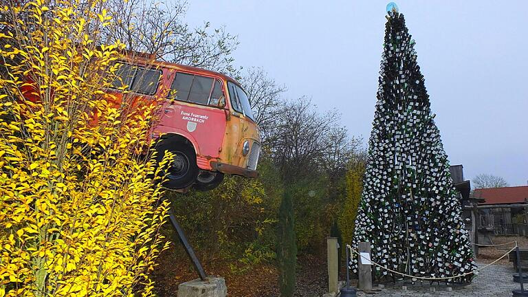 Zu schade für den Schrottplatz oder den Altglascontainer: Die Besucher des Brückenbarons begrüßt ein altes Feuerwehrauto und neuerdings ein Weihnachtsbaum aus Weinflaschen.