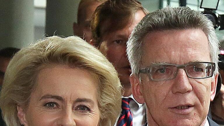 Verteidigungsausschuss des Bundestages       -  Ursula von der Leyen und Thomas de Maiziere