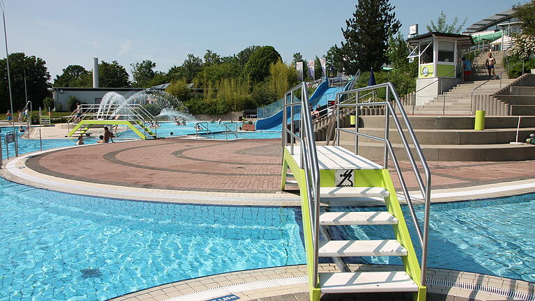 Besteht Hoffnung für die Freibadsaison? Das Wonnemar sucht jedenfalls aktuell Personal. (Archivbild)