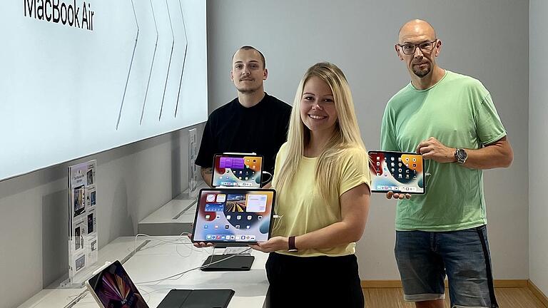 Die Apple Expertinnen und Experten Erik Schuh, Nadine Becker und Jens Furgoll (v.l.n.r.) von comacs erklären jedes Gerät.