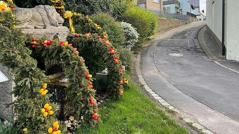 Idyllischer Blick vom geschmückten 'Lauterbrunnen' in die Brunnenstraße, die sehr eng ist und auch Zwangspunkte mit Grundstückseinfahrten hat. Sie soll einen Vollausbau erhalten.