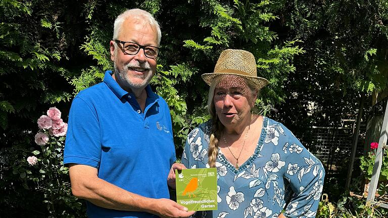 LBV-Kreisvorsitzender Klaus Sanzenbacher überreichte Annette Fernandes in Kitzingen die Auszeichnung für ihren vogelfreundlichen Garten.