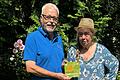 LBV-Kreisvorsitzender Klaus Sanzenbacher überreichte Annette Fernandes in Kitzingen die Auszeichnung für ihren vogelfreundlichen Garten.