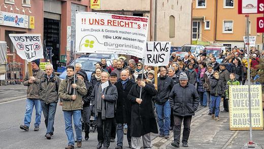 Unterpleichfeld demonstriert: Die Gemeinden entlang der B 19 zwischen Würzburg und Schweinfurt leiden unter dem Durchgangsverkehr. Ihre Forderung nach einer Umgehung oder Maut für Lkw auf dieser Strecke findet aber im bayerischen Verkehrsministerium keine Unterstützung.