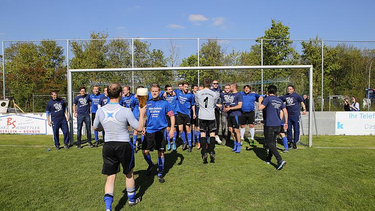 Fußball, Kreisliga Würzburg 2: TSV Uettingen - FV Steinfeld/Hausen/Rohrbac. Uettinger feiern den Gewinn der Meisterschaft.