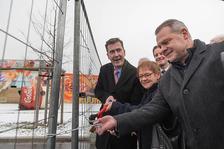 Oberbürgermeister Christian Schuchardt, Bürgermeisterin Marion Schäfer-Blake und der bis dato städtische LGS-Geschäftsführer Klaus Heuberger öffneten das Landesgartenschaugelände.