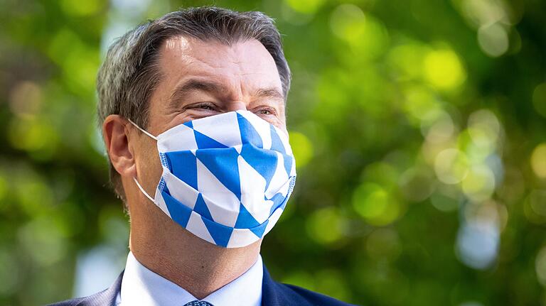 Mit Mund-Nasen-Schutz kam Ministerpräsident Markus Söder (CSU) am Dienstag nach einer Sitzung des Kabinetts zu einer Pressekonferenz.