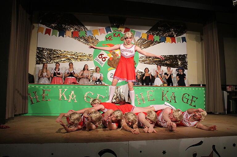 Auf der Erfolgswelle ritt bei der Mädchensitzung in Hendungen das heimische Männerballett. Als Cheerleader verzückten sie die weibliche Narrenschar. Auf der Erfolgswelle ritt bei der Mädchensitzung in Hendungen das heimische Männerballett. Als Cheerleader verzückten sie die weibliche Narrenschar.