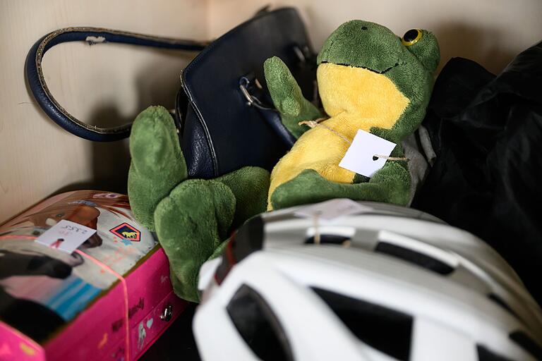 Zwar kein Teddybär mit rosa Kleidchen, aber ein grüner Frosch, wartet derzeit darauf, aus dem Fundbüro abgeholt zu werden.