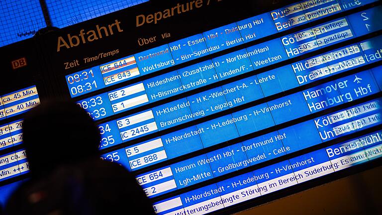 Sturm - Hauptbahnhof Hannover - Ein Sturmtief macht dem Bahnverkehr zu schaffen, viele Züge verspäten sich. Sturm - Hauptbahnhof Hannover - Ein Sturmtief macht dem Bahnverkehr zu schaffen, viele Züge verspäten sich.