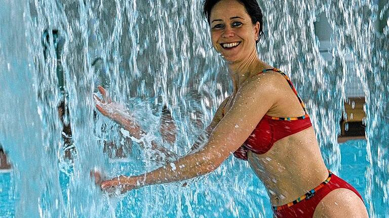 KissSalis gehört laut freundin.de zu Deutschlands schönsten Thermen       -  (far)   Bad Kissingens Badeanstalten genießen einen guten Ruf, der weit über die Region hinaus reicht. Bislang galt das vor allem für das Terrassenschwimmbad, das immer wieder mal unter die zehn schönsten Feibäder Bayerns, respektive Deutschlands, gewählt wird. Jetzt aber kann auch die KissSalis Therme ein ehrende Einordnung dieser Art vorweisen. Die Online-Ausgabe der Zeitschrift Freundin reiht die Kissinger Heilbadelandschaft unter die zehn schönsten Thermen Deutschlands ein. Dazu gibt es, wie bei jedem der ausgewählten Bäder, eine kurze Beschreibung von Angeboten und Preisen. Das Ranking sei speziell für freundin.de neu recherchiert worden, erklärte die Redaktion der Zeitschrift dazu am Mittwoch auf Anfrage. Der Bad Kissinger Badetempel für Wellness und Gesundheit findet sich in dem Beitrag in illustrer Gesellschaft. Unter anderem stehen die Therme Erding, die Europatherme in Bad Füssing, die Caracalla Therme in Baden-Baden oder die Sachsen-Therme in Leipzig mit auf der Liste. Bad Kissingen wird dabei, nach Erding, Füssing und Baden-Baden sowie vor den Ahr-Thermen in Bad Neuenahr-Ahrweiler, als Vierter aufgeführt. Eine Rangordnung von eins bis zehn gibt es in dem Beitrag allerdings nicht.