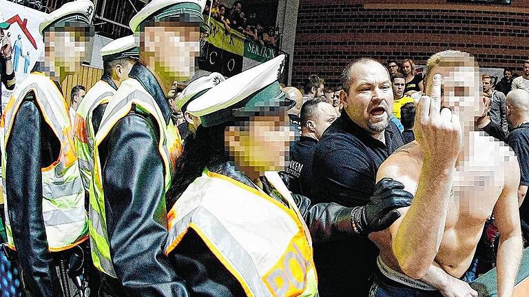 Randalierer: Einzelne Coburger &bdquo;Fans&ldquo; mussten nach dem Abpfiff von einem Sturm auf das Spielfeld abgehalten werden.