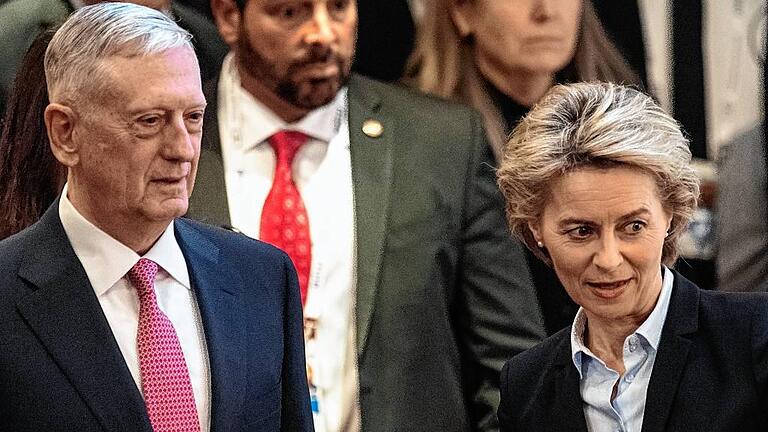 Münchner Sicherheitskonferenz       -  Bundesverteidigungsministerin Ursula von der Leyen (CDU) weist US-Verteidigungsminister James Mattis bei der Ankunft den Weg zur Eröffnung der Münchner Sicherheitskonferenz im &bdquo;Bayerischen Hof&ldquo; in München.